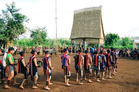 Biểu diễn cồng chiêng - nét văn hóa đặc sắc Tây Nguyên.